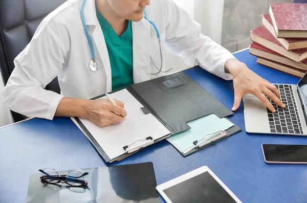 Joven asiático médico masculino está trabajando . — Foto de Stock