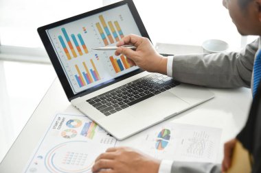 İşadamı el bir dizüstü bilgisayar kullanarak.