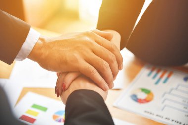 iş yığın elleriyle.