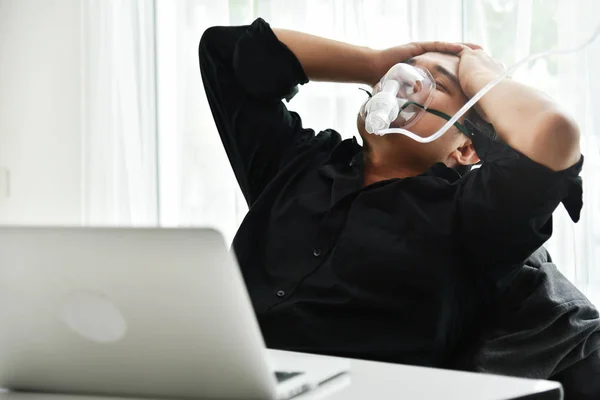 Geschäftsmann mit Sauerstoffmaske hat Kopfschmerzen. — Stockfoto