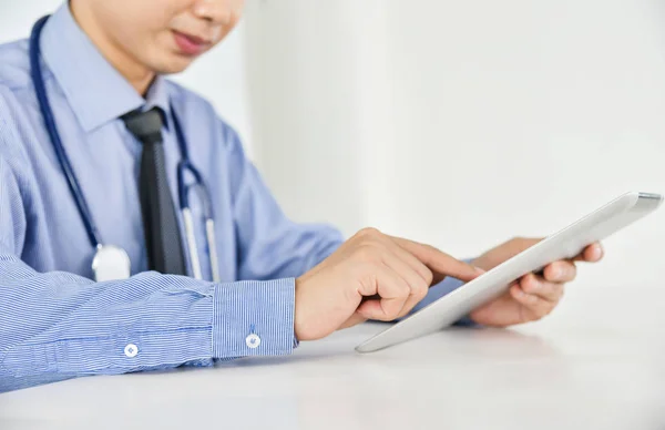 Joven asiático médico masculino está trabajando . — Foto de Stock