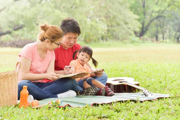 Feliz asiático familia tener divertido . — Foto de Stock