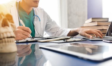 Asyalı erkek doktor çalışma.