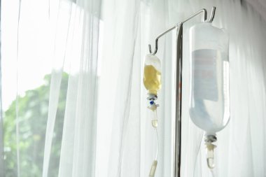 Serum fizyolojik IV serum kapatın. 