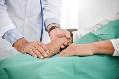 Doktor onun erkek hasta güven verici.