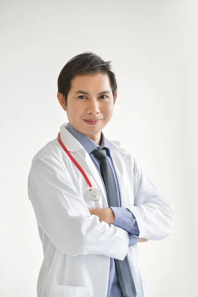 Ritratto di giovane asiatico maschio medico è sorridente . — Foto Stock