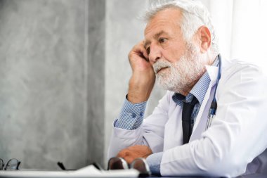 Üst düzey erkek doktor düşünme.