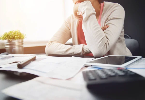 Bezorgd jonge Aziatische vrouw haar maandelijkse uitgaven berekenen. — Stockfoto