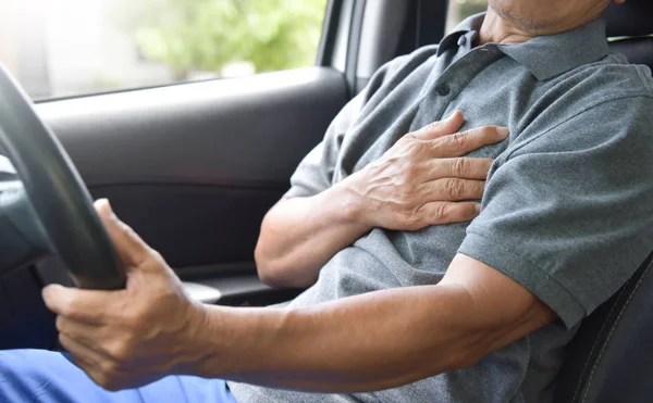 Asiático Senior hombre having heart attack . — Foto de Stock