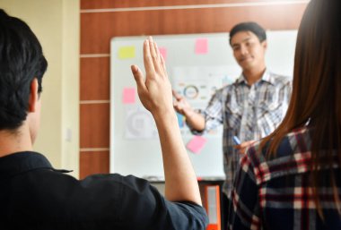 Erkek Tasarımcısı yeni bir sunu yapma.