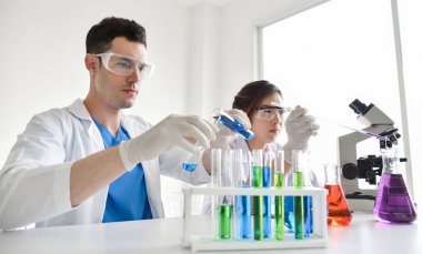 İki bilim adamları laboratuarda çalışıyoruz.