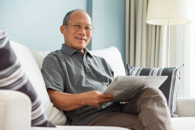 Son sınıf öğrencisi gazete okuyor..