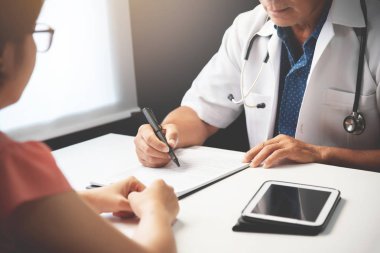 Doktor Bayan hasta ile tartışıyor.