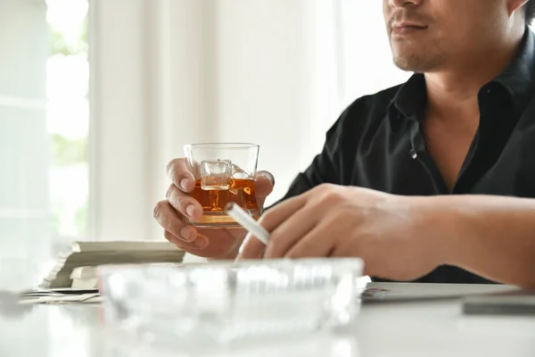 Alkohol beroende av affärsmannen håller whisky glas. — Stockfoto