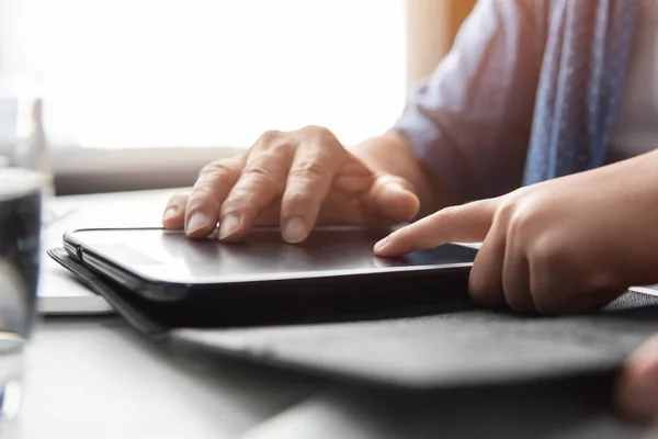 Mãos masculinas e pequenas crianças seniores usando tablet digital . — Fotografia de Stock