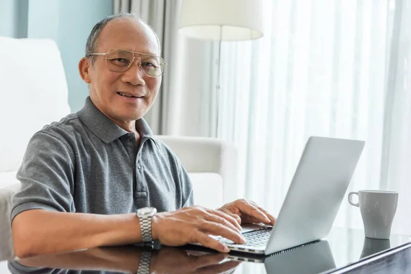 Ázsiai idősebb ember használ laptop. — Stock Fotó