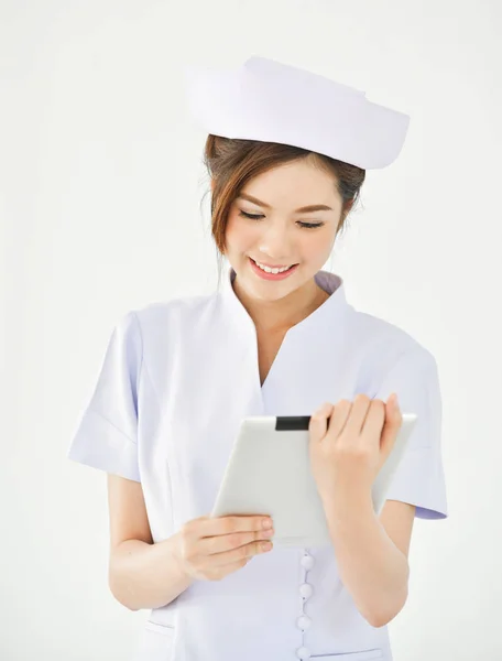 Asiatico infermiera è sorridente e tenendo digitale tablet . — Foto Stock