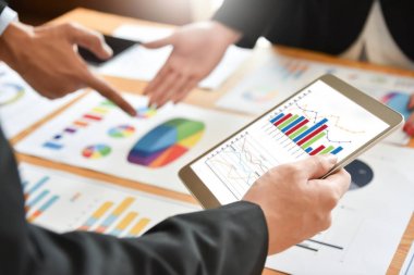 İş adamları görüşüyorlar.