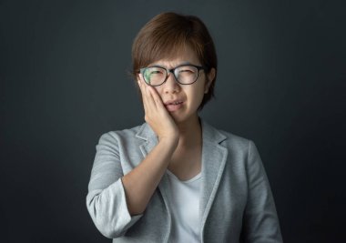  Stresli kadın diş ağrısı olması.