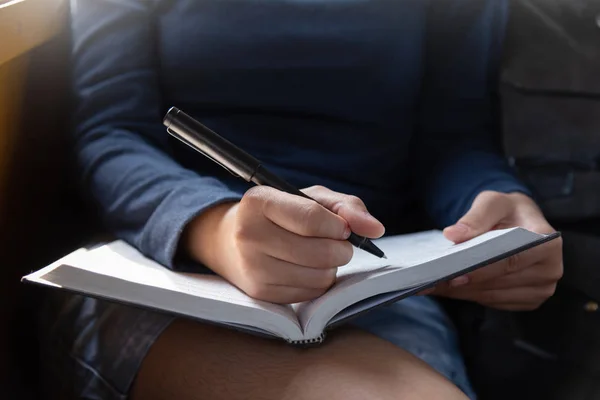 Vrouwelijke toeristische hand schrijven lagen in het notaboek. — Stockfoto