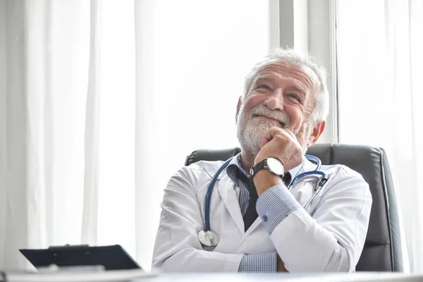 Feliz Senior Doctor masculino está pensando . — Foto de Stock