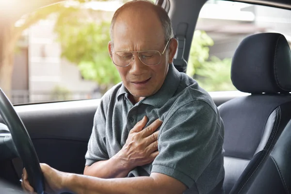 Azjatycka starszy człowiek zawału serca. — Zdjęcie stockowe