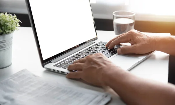 Homem Sênior Mãos Usando Laptop Sua Casa — Fotografia de Stock