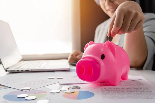 Mujer Negocios Feliz Poniendo Monedas Pink Piggy Bank Celebrar Exitoso — Foto de Stock