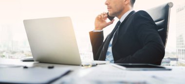 İşadamı akıllı telefonlu müşterilerle konuşuyor..