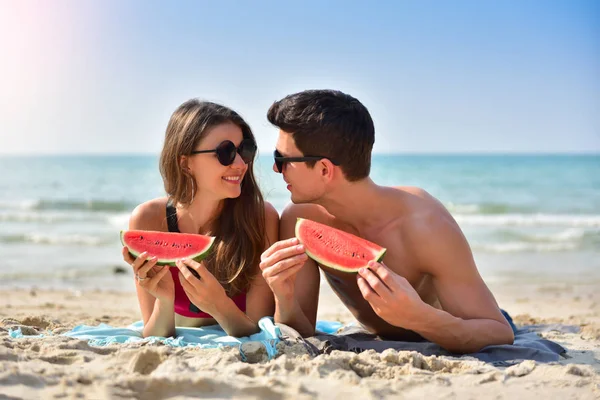 Casal segurando fatia de melancia . — Fotografia de Stock