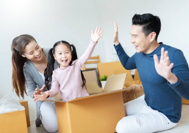 Genç anne ve baba kızlarıyla eğleniyor ve oynuyorlar.