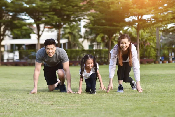 Familia asiática haciendo ejercicio en el parque al aire libre . — Foto de Stock