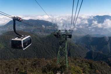 Beyaz bir teleferik yolcuları Fansipan 'a götürüyor. 