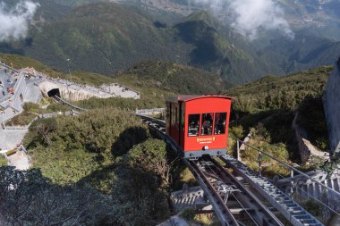 Kırmızı tramvay Fansipan dağının tepesine yolcu taşıyor.