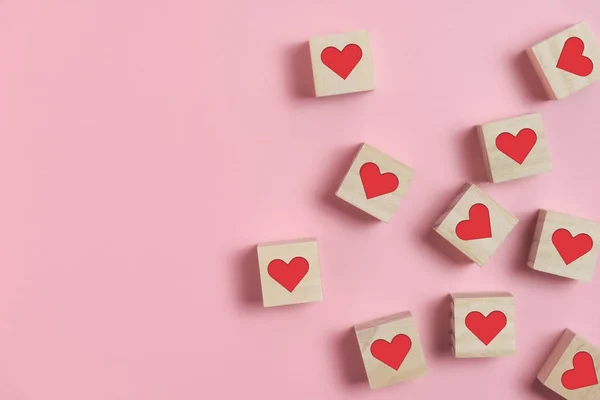 Corazón en cubos de madera sobre fondo rosa . — Foto de Stock