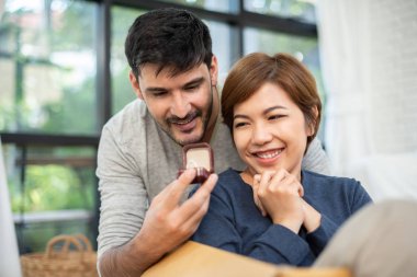 Adam güzel kız arkadaşına nişan yüzüğü veriyor..