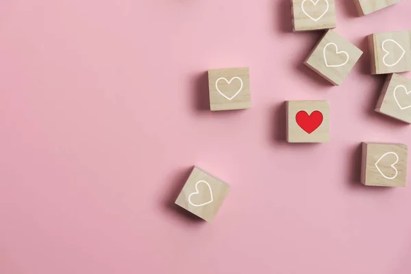 Corazón en cubos de madera sobre fondo rosa . — Foto de Stock