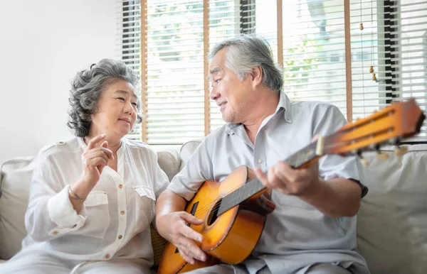 Couple Sénior Asiatique Romantique Chantant Jouant Guitare Acoustique Ensemble Heureux — Photo