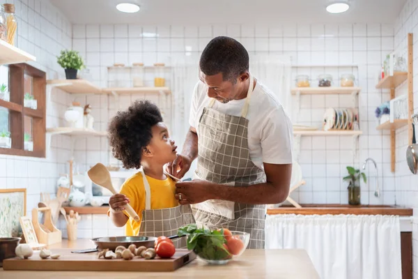 Feliz Padre Africano Hijo Visten Juntos Antes Cocinar Cocina Blanca —  Fotos de Stock