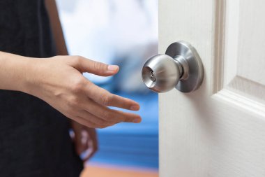 Kadın eli evdeki kapıyı açıyordu da. Koronavirüs ya da covid-19 ve kapı kolundaki bakteri..