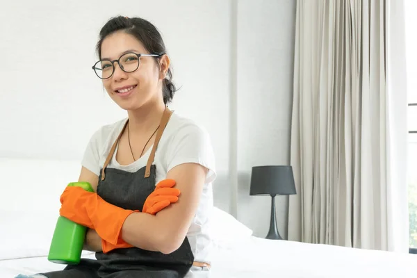Zelfverzekerde Glimlachende Aziatische Vrouw Grijze Schort Oranje Rubberen Handschoenen Bereiden — Stockfoto