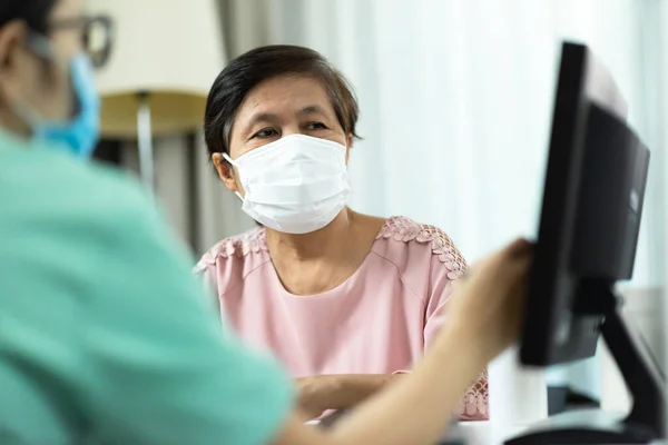 Asiatische Ärztin Oder Krankenschwester Grüner Uniform Sprechen Ältere Patientinnen Rosafarbenen — Stockfoto