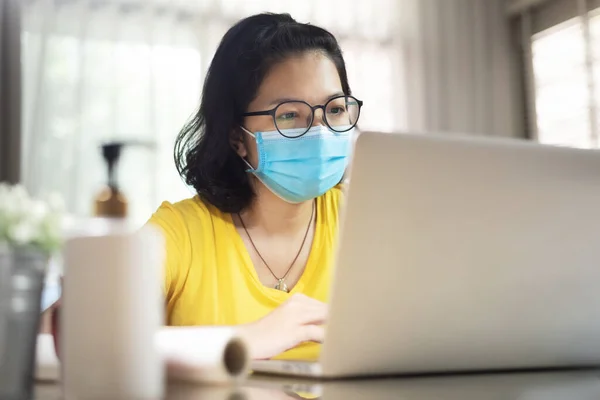 Asiatische Designerinnen Tragen Brillen Die Während Der Quarantäne Und Isoliert — Stockfoto