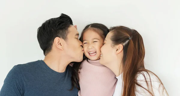 Família Asiática Feliz Jovem Pai Mãe Beijam Sua Bochecha Filha — Fotografia de Stock