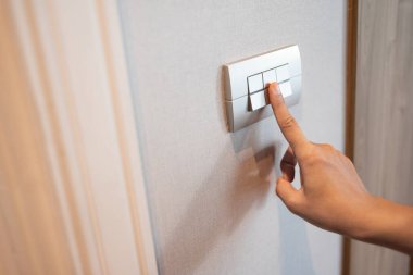 Işık düğmesinde parmağın kapanması veya açılıp kapanması. Boşluğu kopyala.