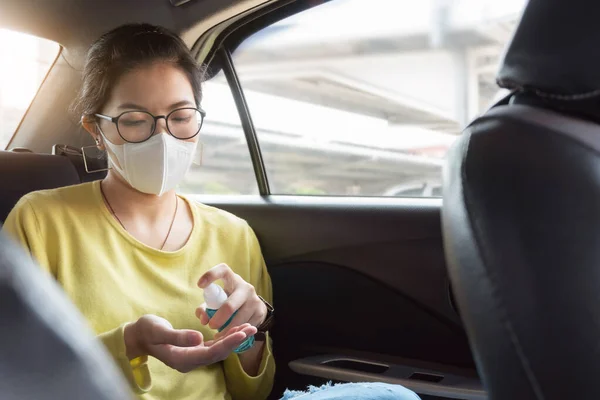 Asiatische Passagierin Grünem Hemd Trägt Chirurgenmaske Und Brille Die Ihre — Stockfoto