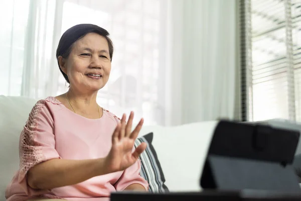 Boldog Mosolygós Ázsiai Vezető Kanapén Hogy Videohívást Digitális Tabletta Karantén — Stock Fotó