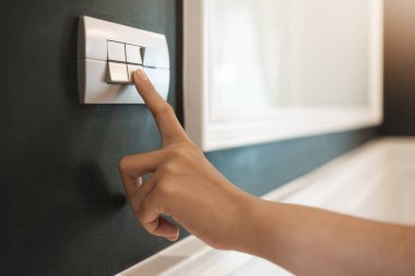 Otelin yeşil duvarının üzerindeki lamba düğmesini kapatıyorum. Boşluğu kopyala.
