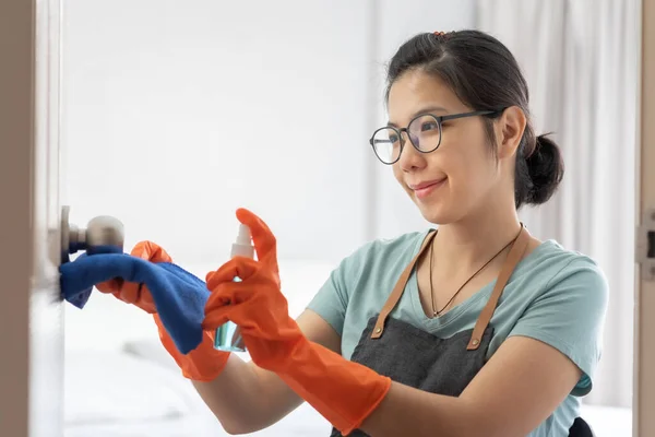 Aantrekkelijke Aziatische Vrouw Oranje Rubberen Handschoenen Vegen Deur Deurknop Met — Stockfoto