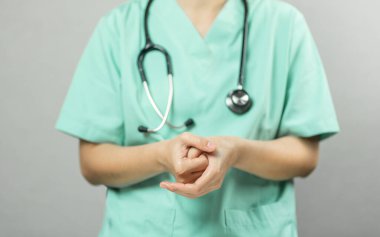 Steteskoplu hemşire ya da doktor, Coronavirus ya da Cvid-19 'u korumak için yıkama ve temizleme ellerini ve avuç içini gösteriyor.